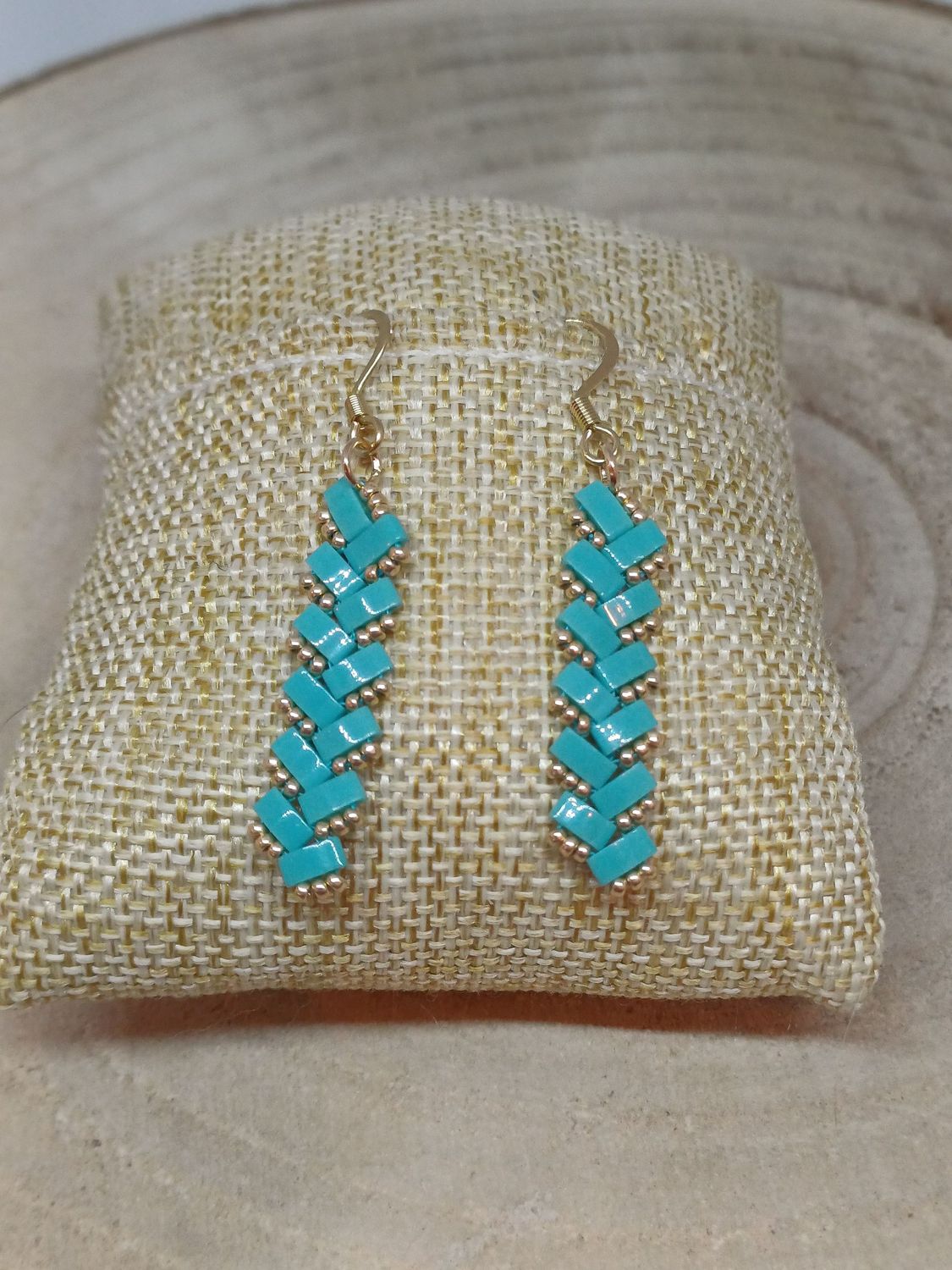 Boucles d'oreilles perles bleues claires et dorées 42