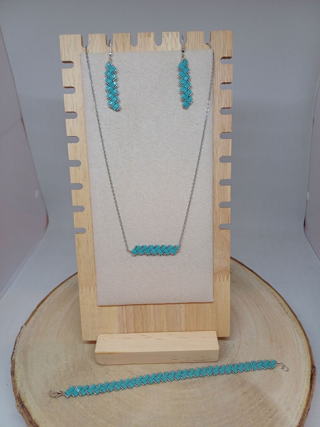 Parure bijoux perles bleues claires et argentées 43
