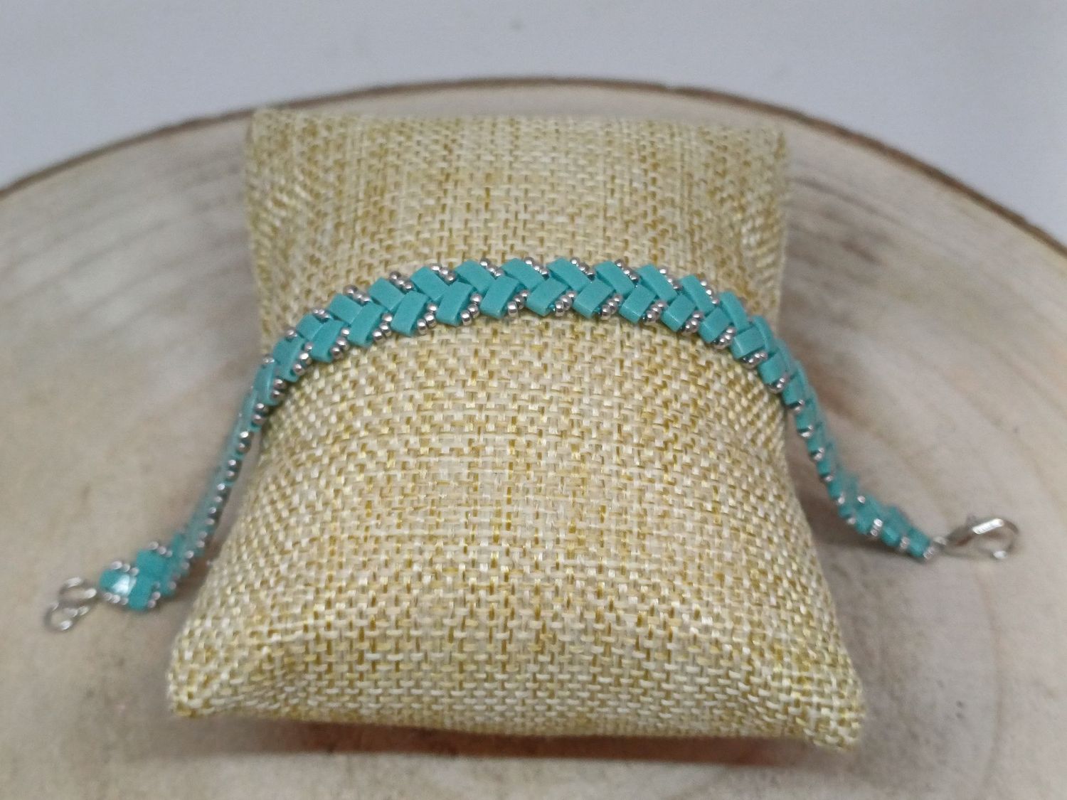 Bracelet perles bleues claires et argentées 43