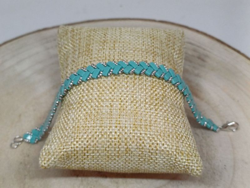 Bracelet perles bleues claires et argentées 43