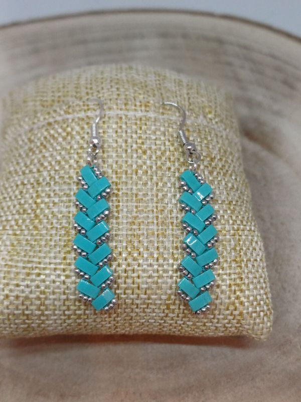 Boucles d'oreilles perles bleues claires et argentées 43