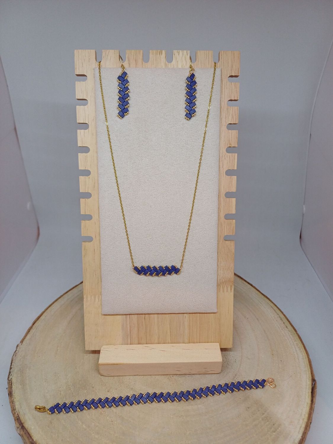Parure bijoux perles bleues irisées et dorées 44
