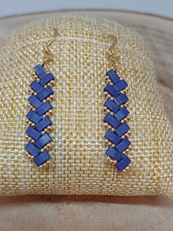 Boucles d'oreilles perles bleues irisées et dorées 44