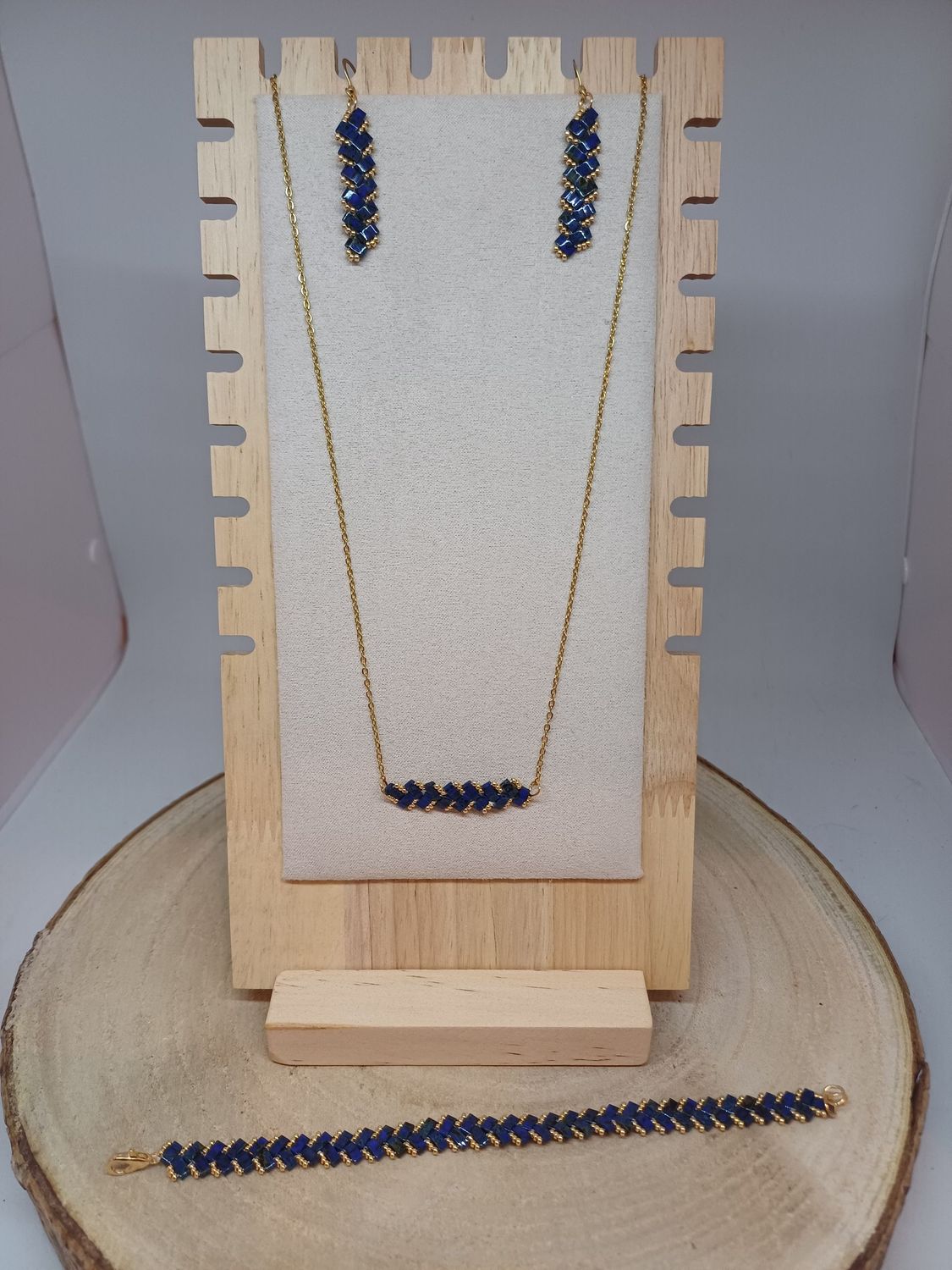 Parure bijoux perles bleues foncées tachetées et dorées 46