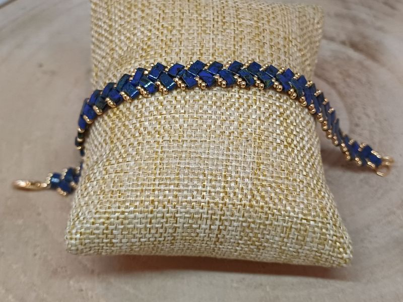 Kit 46 pour réaliser 1 bracelet  perles bleues foncées tachetées​ et dorées