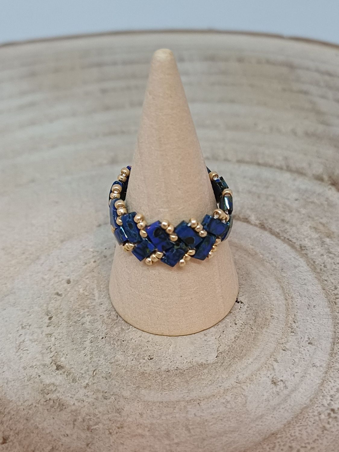 Bague chevron bleues foncées tachetées​ et dorées 46