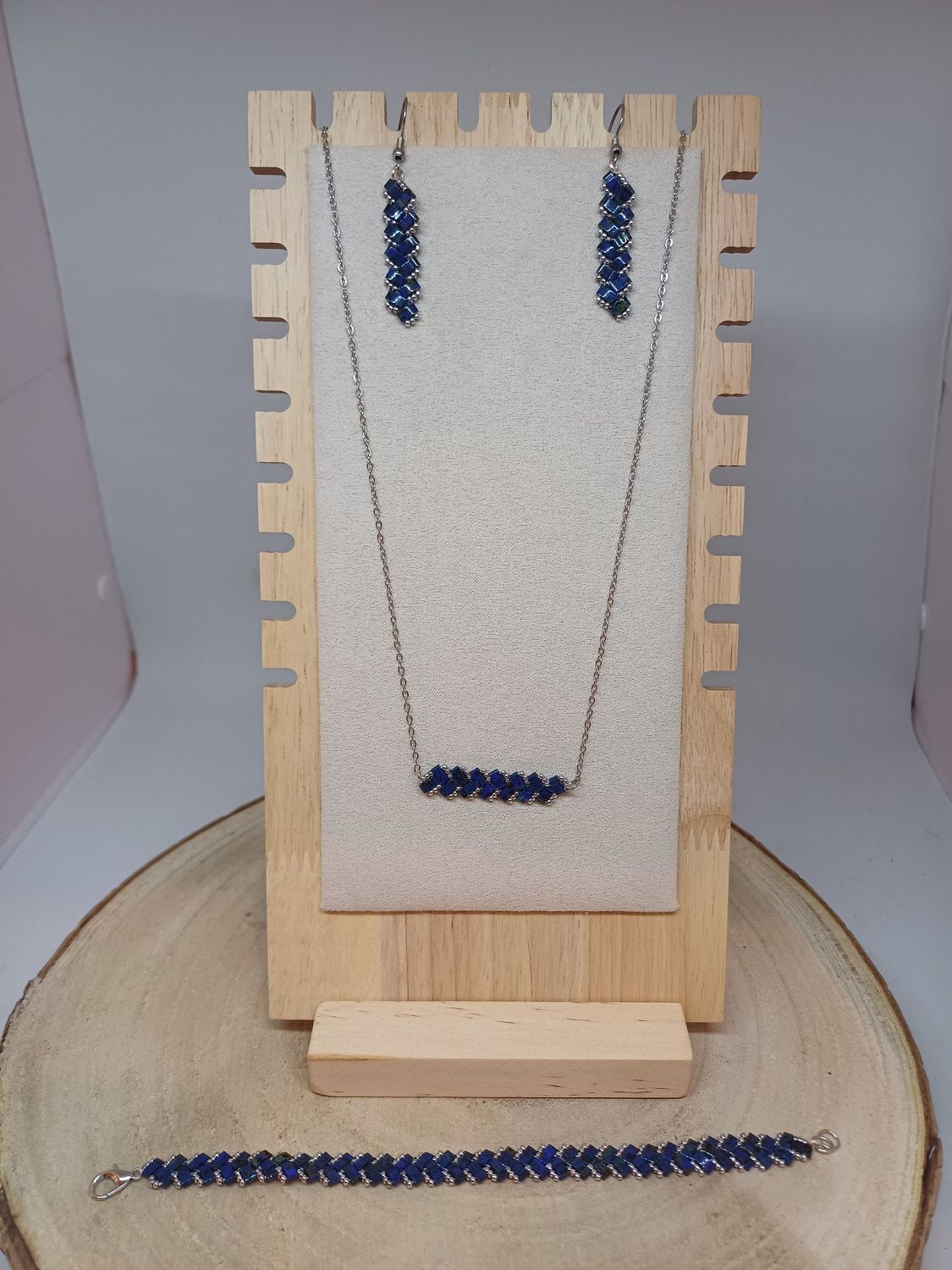 Parure bijoux perles bleues foncées tachetées et argentées 47
