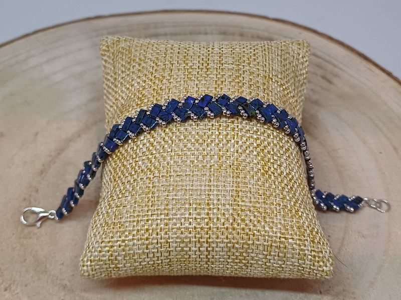 Kit 47 pour réaliser 1 bracelet  perles bleues foncées tachetées​ et argentées