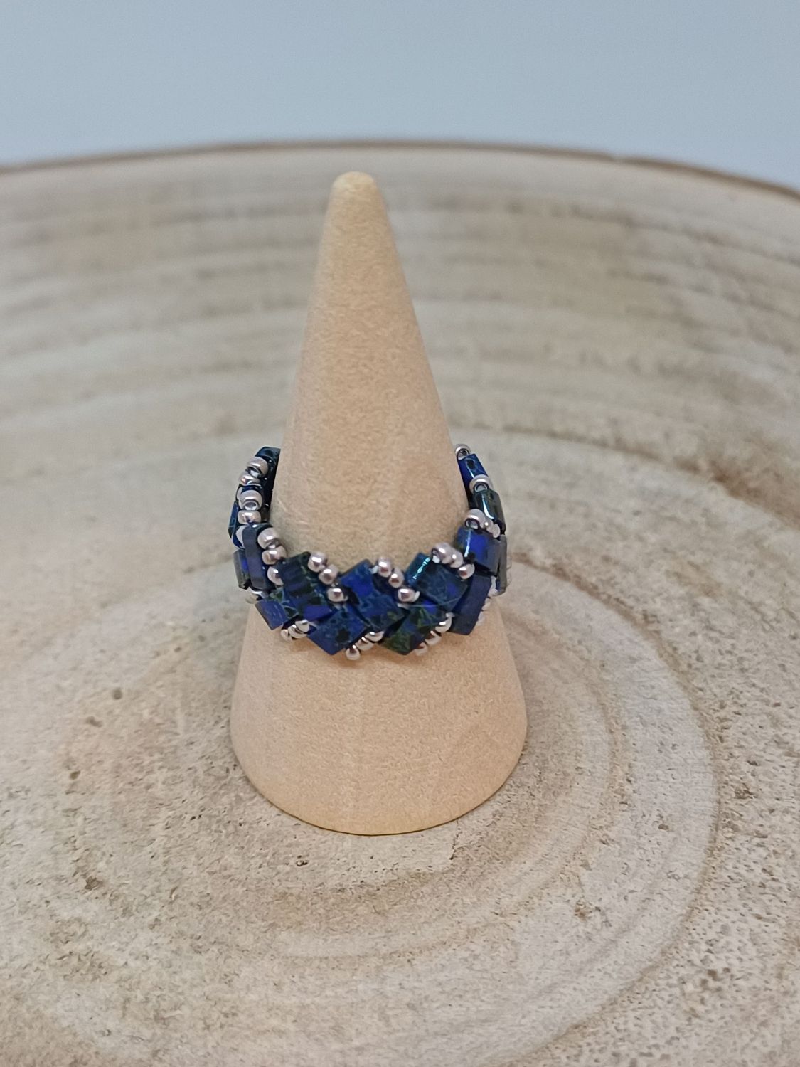 Bague chevron bleues foncées tachetées​ et argentées 47