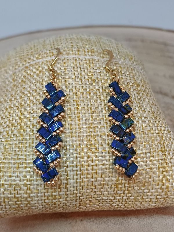 Boucles d'oreilles perles bleues foncées tachetées et dorées 46
