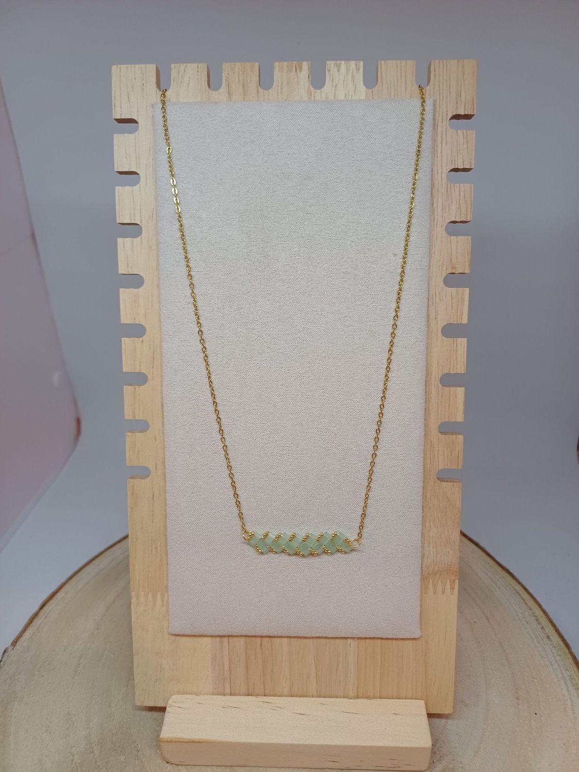 Collier perles  vertes claires​​ et dorées 48