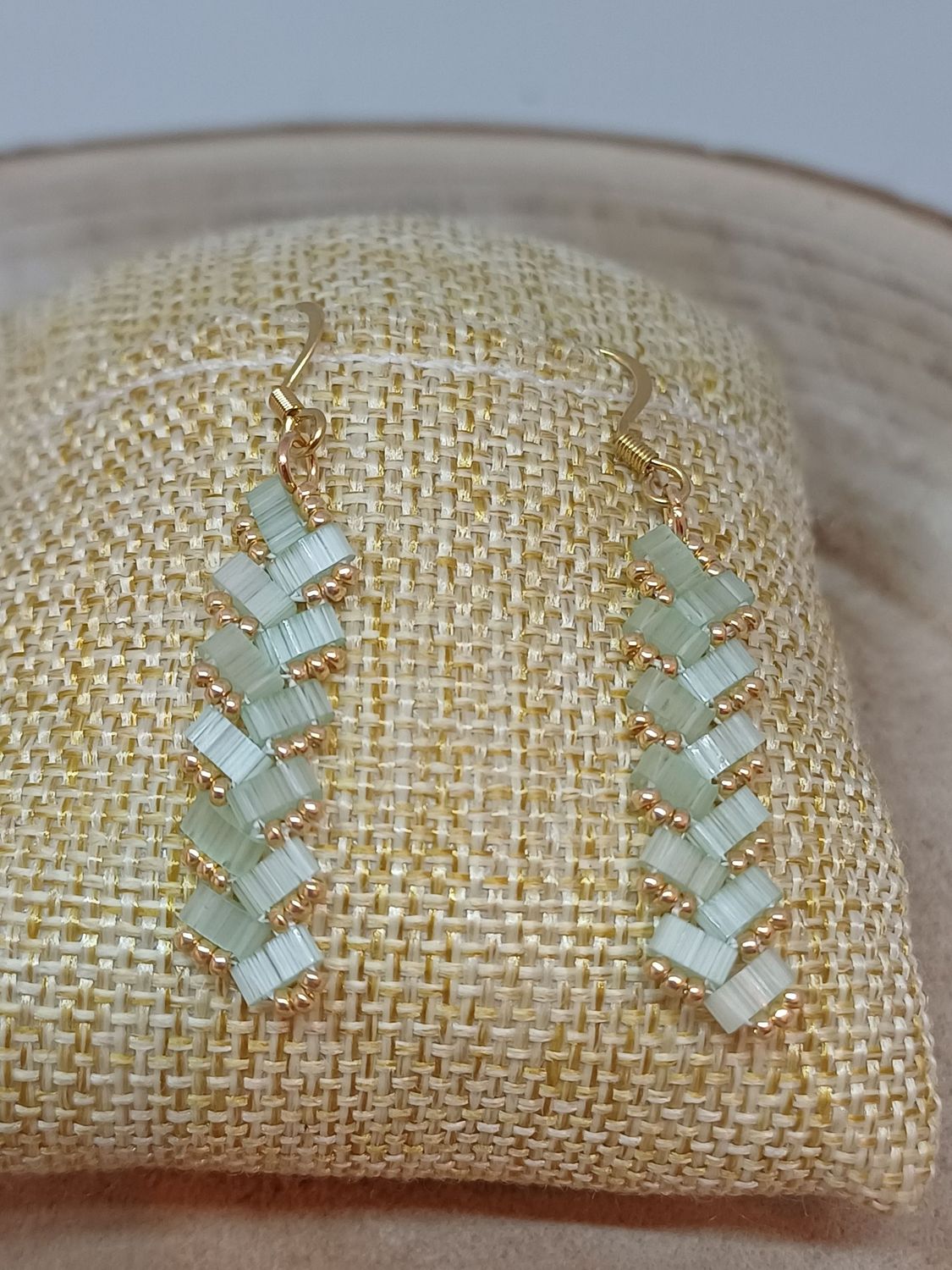 Kit 48 pour réaliser 1 paire de boucle d'oreille perles  vertes claires​ et dorées
