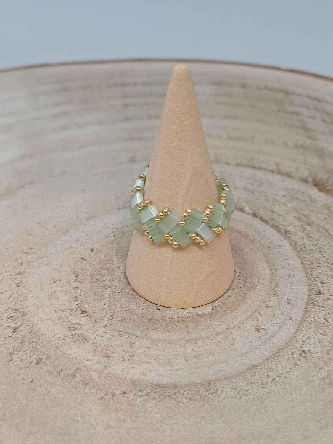 Bague chevron vertes claires et dorées 48