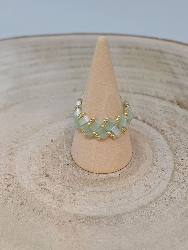 Bague chevron vertes claires et dorées 48