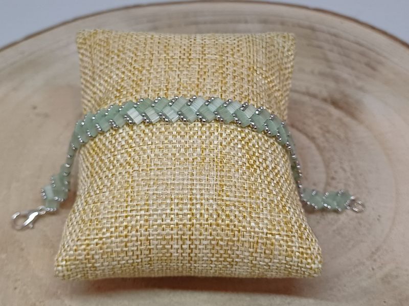 Kit 49 pour réaliser 1 bracelet  perles vertes claires​​ et argentées