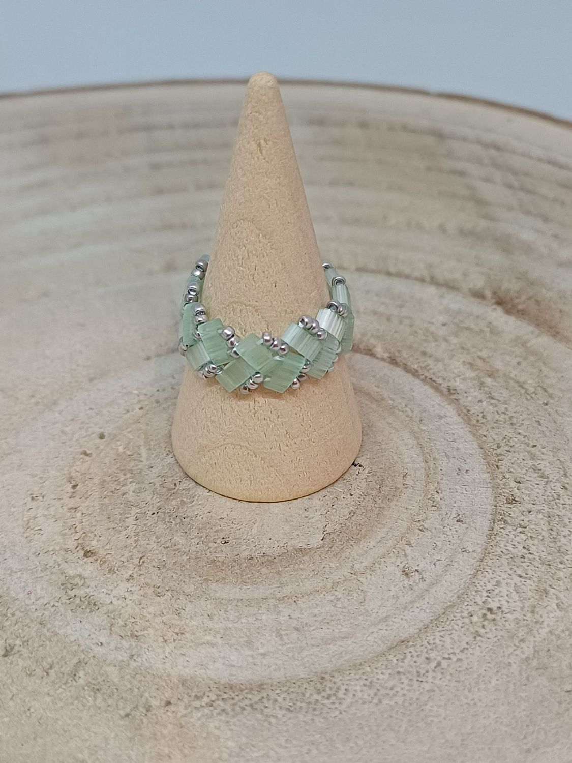 Bague chevron vertes claires et argentées 49
