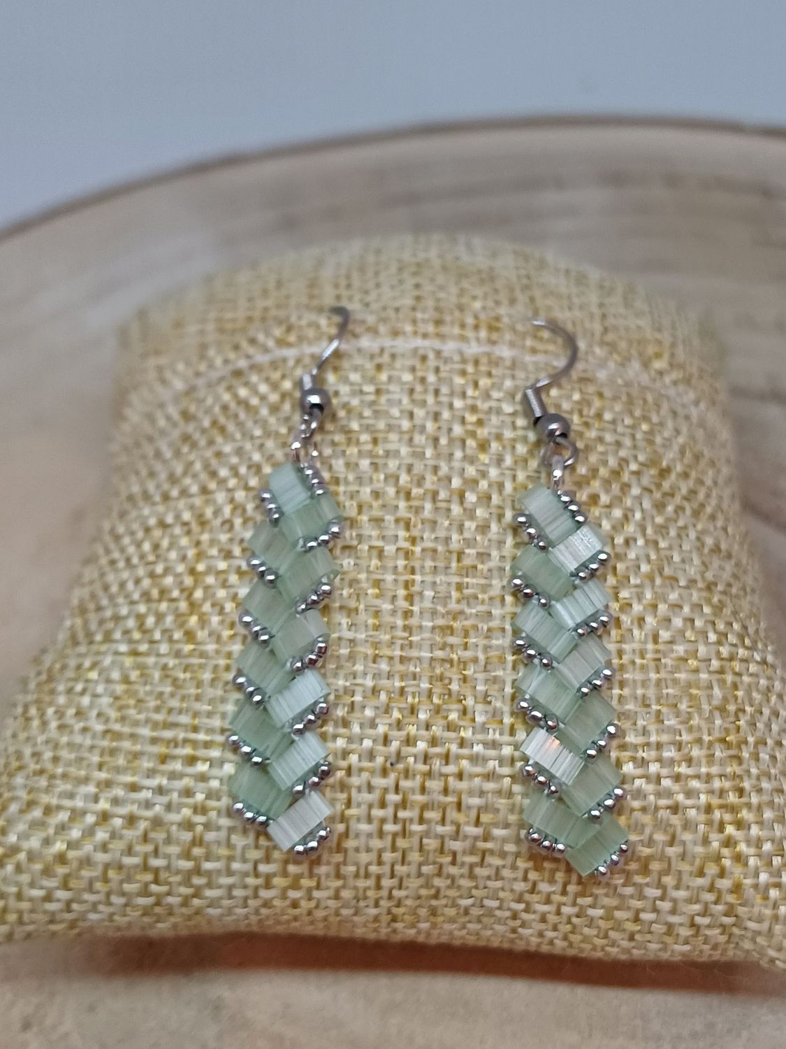 Kit 49 pour réaliser 1 paire de boucle d'oreille perles  vertes claires​ et argentées