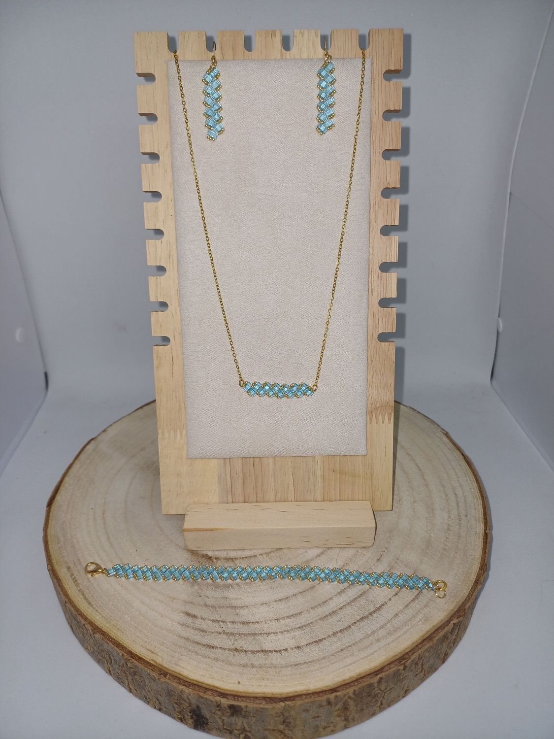 Parure bijoux perles bleues et dorées 52