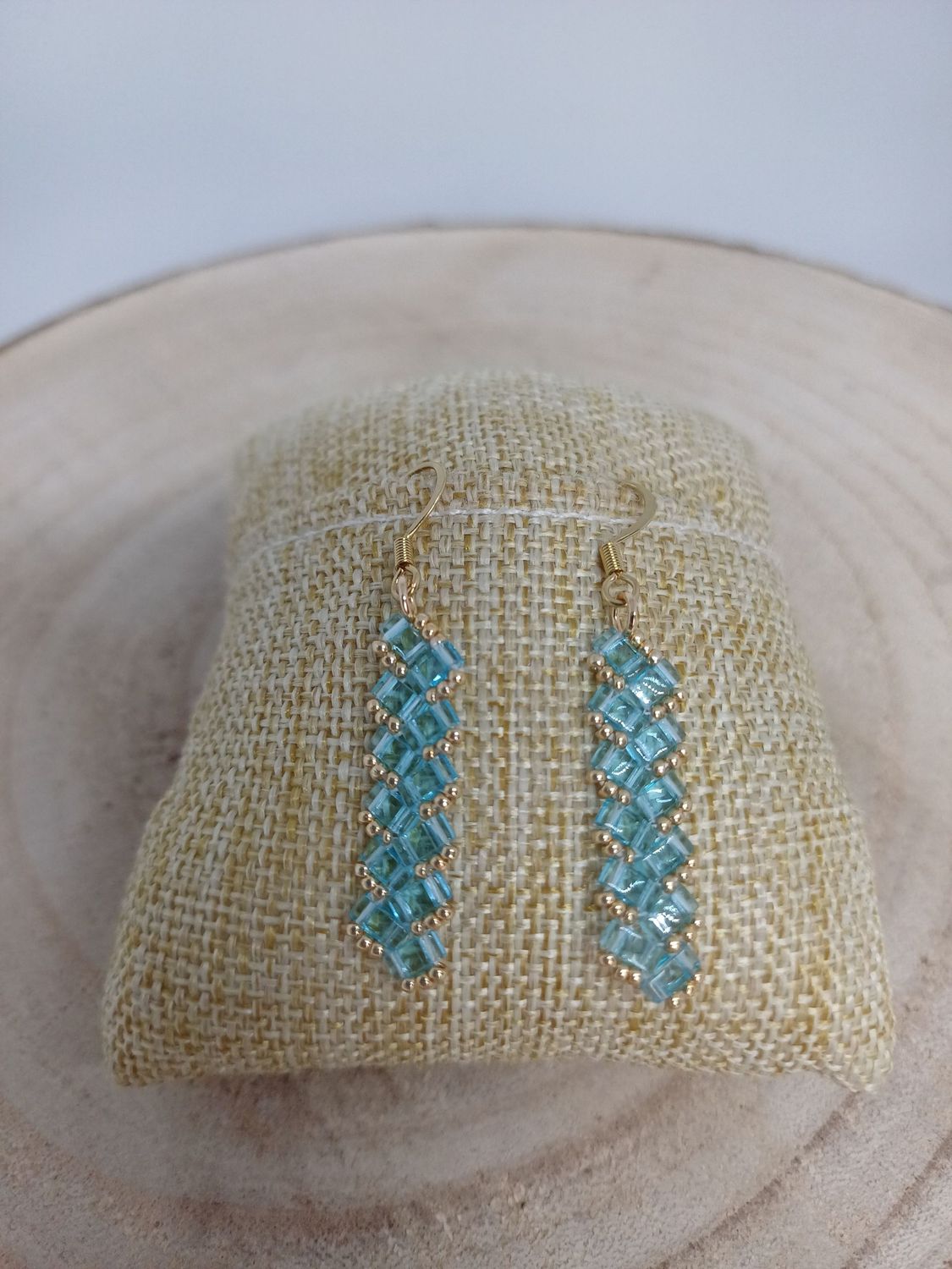 Kit 52 pour réaliser 1 paire de boucle d'oreille perles bleues et dorées Kit 52 pour réaliser 1 paire de boucle d'oreille perles bleues et dorées