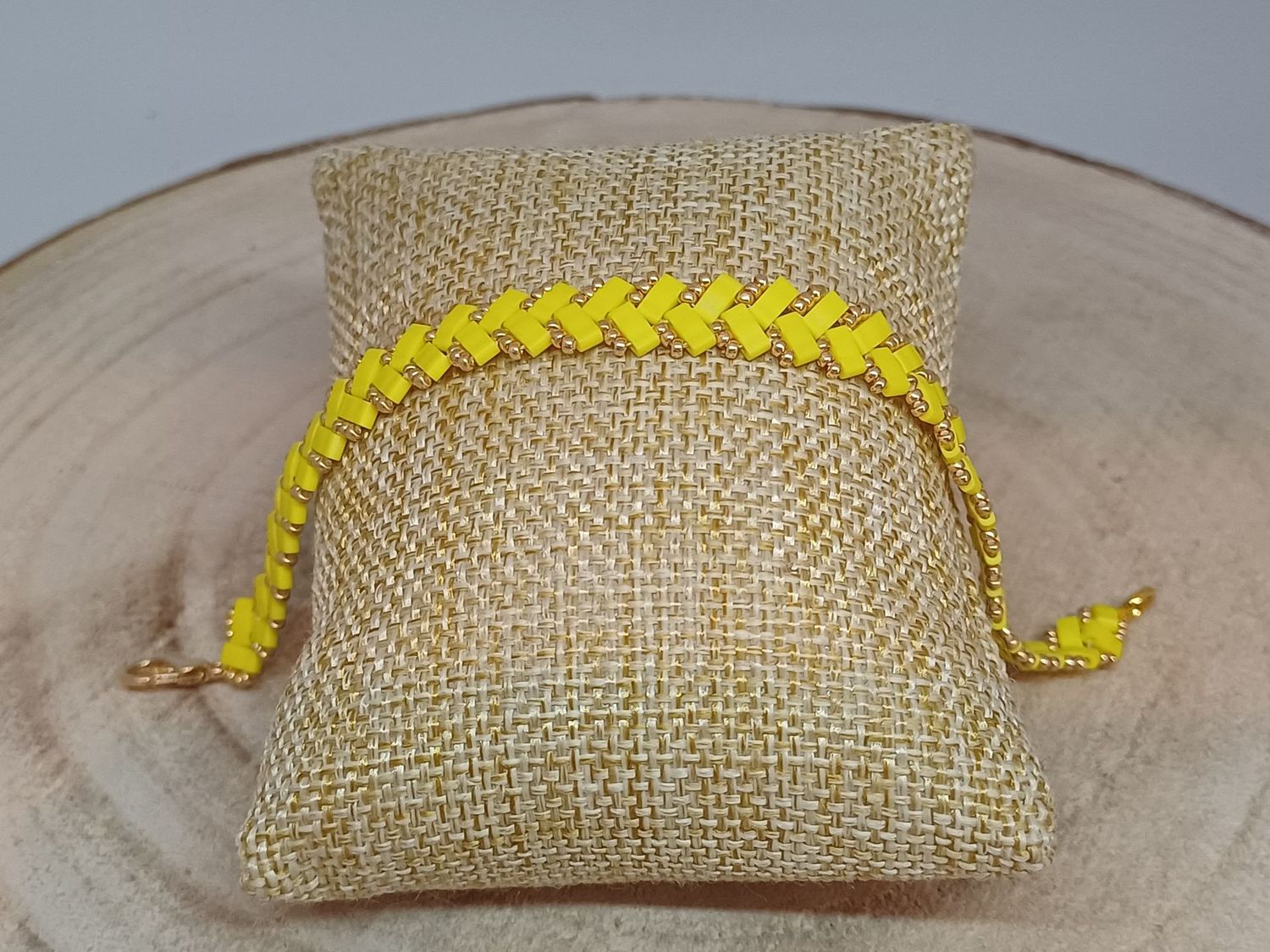 Kit 56 pour réaliser 1 bracelet perles jaunes et dorées Kit 56 pour réaliser 1 bracelet perles jaunes et dorées