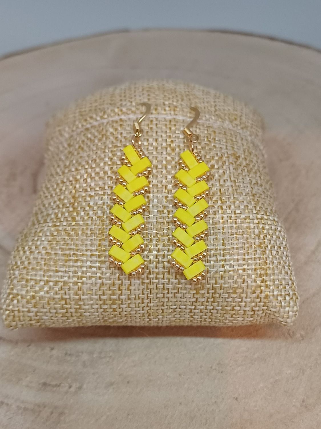 Kit 56 pour réaliser 1 paire de boucle d'oreille perles  jaunes et dorées