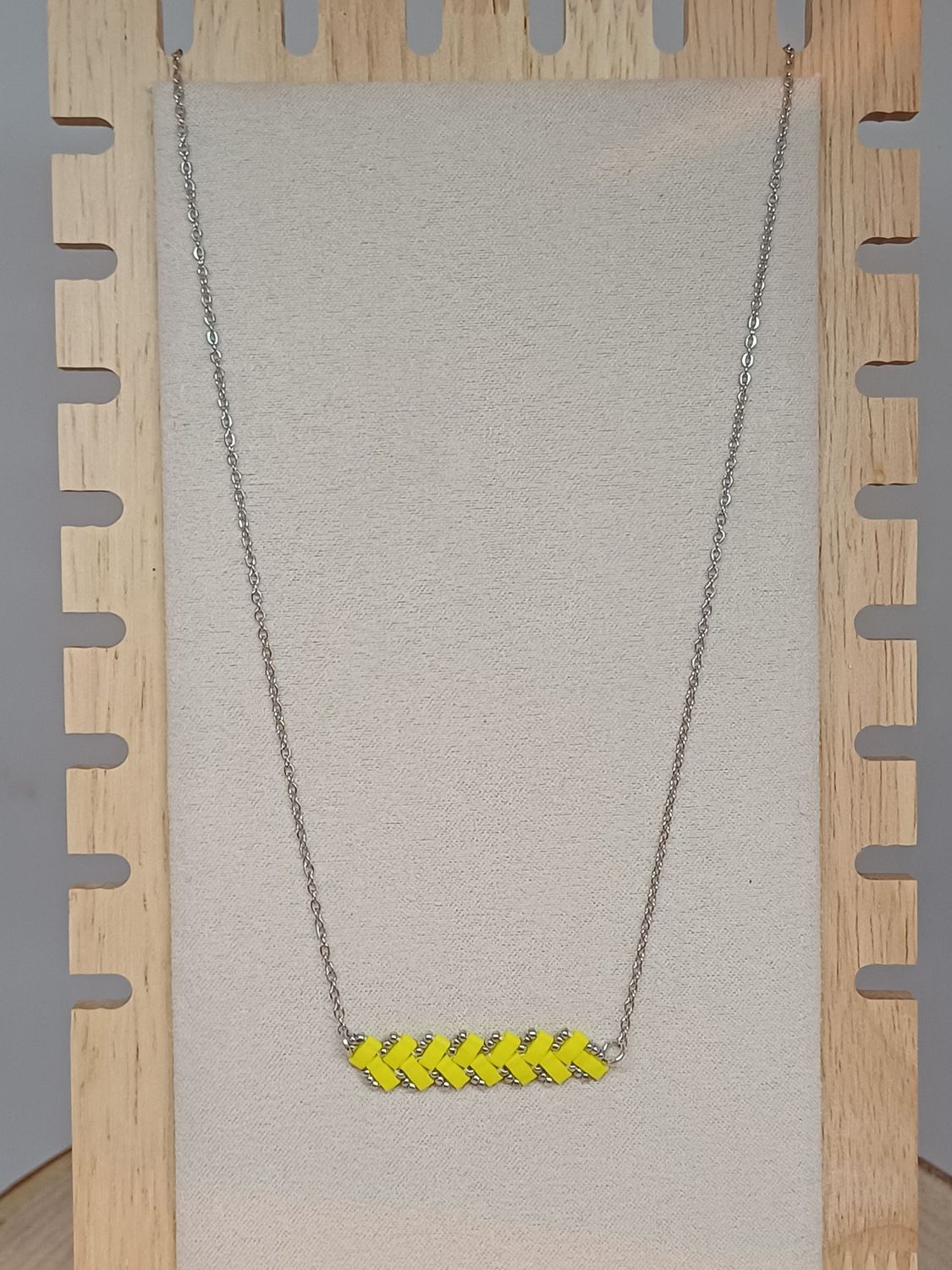 Collier perles jaunes et argentées 57