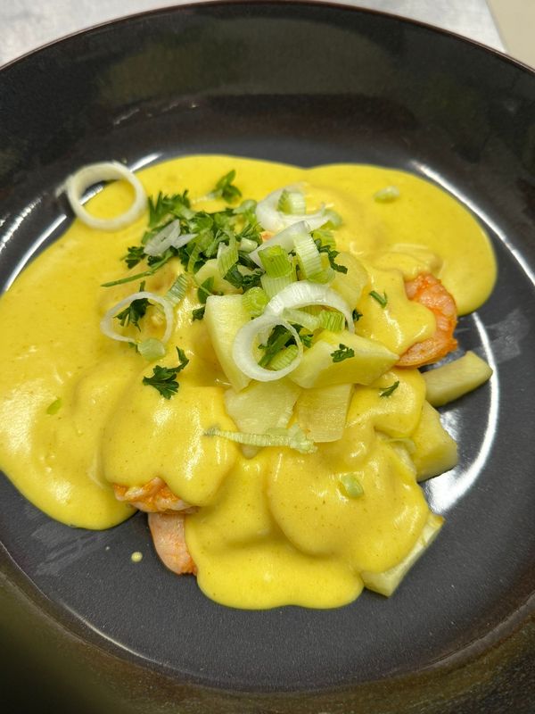 1/2 kg scampi's in de lichte currysaus met appel
