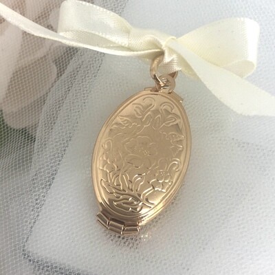 KHLOE - Gold Oval 4 Picture Memory Charm Locket