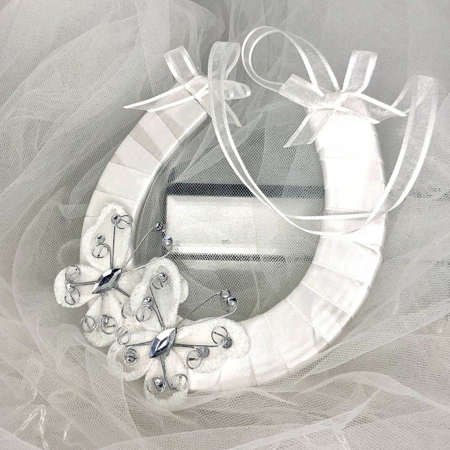 BELINDA WHITE - White Horseshoe Good Luck Charm