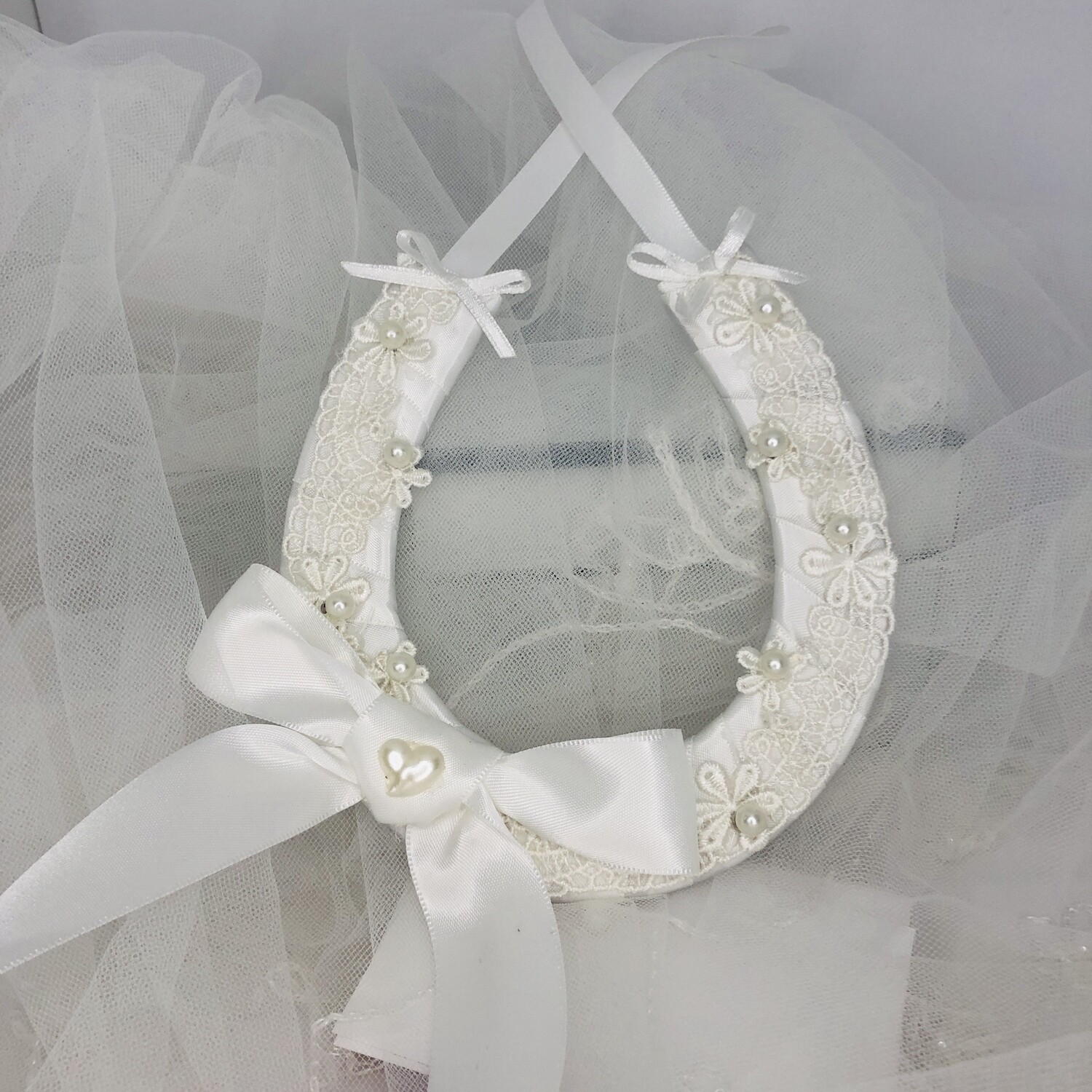 HARLOW OFF WHITE - Horseshoe Good Luck Charm
