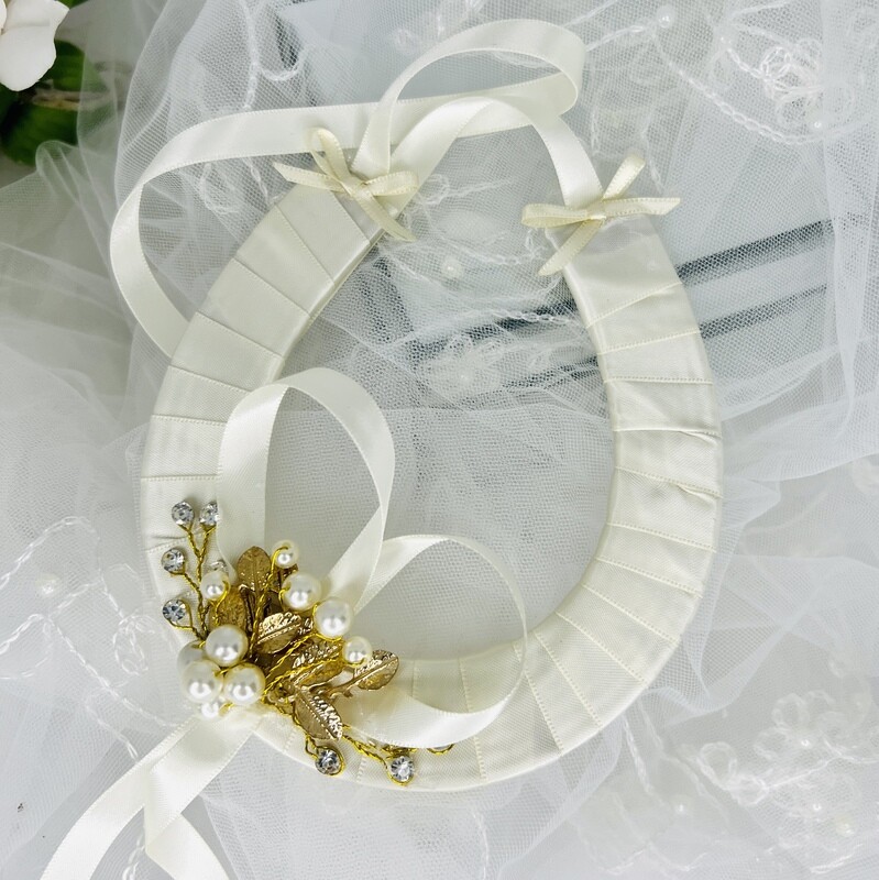 OLINDA - Ivory Pearl Horseshoe Good Luck Charm