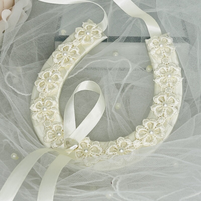 DAISY - Ivory Horseshoe Good Luck Charm