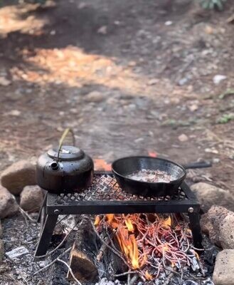 Klappbarer Lagerfeuer Grill zum Kochen über offenem Feuer | Grillrost Camping-Grill faltbar | Pfannenknecht 55x30x23
