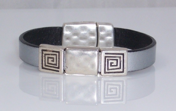 Silver flat leather braceletr