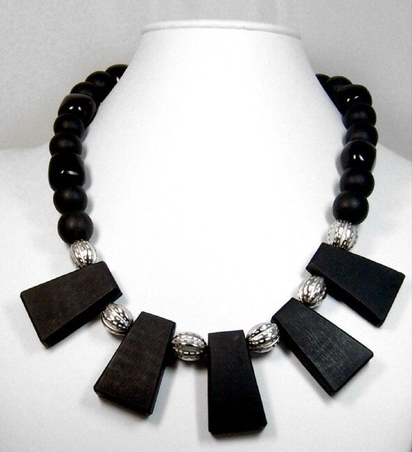 Black resin &amp; silver necklace