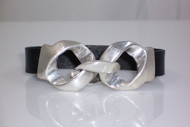 Leather bracelet w/double knot