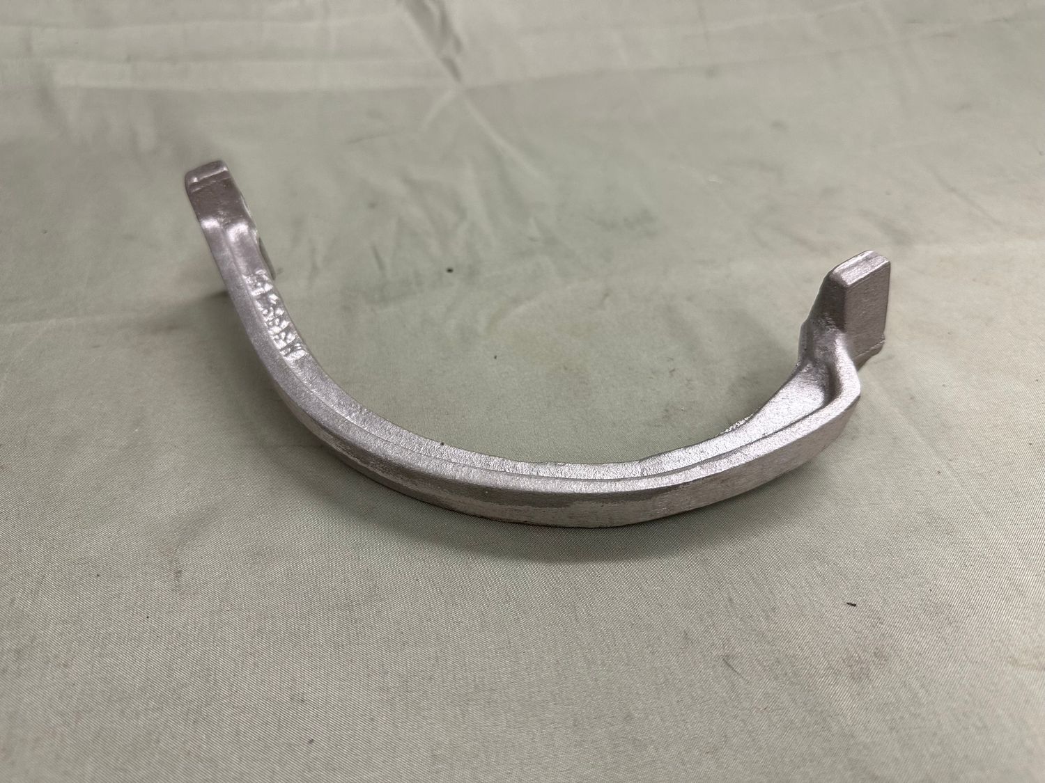 Pointed Nose Cab Center Bow