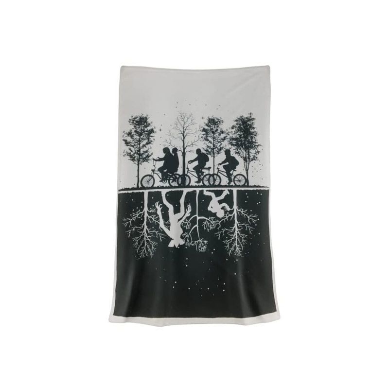Stranger Things Couverture Black &amp; White 100 x 150 cm  - Nemesis Now