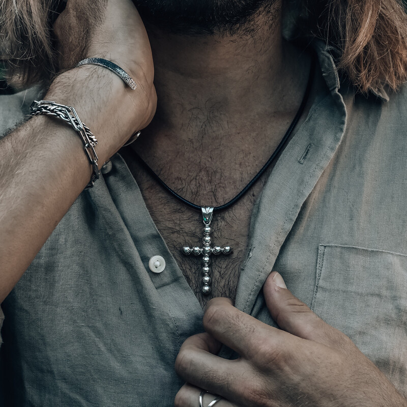 Cruz de Hombre, diseño con esferas de plata.