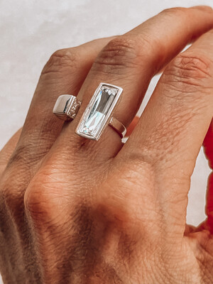 Anillos para mujeres en plata. Regulables, piedras disponibles en color blanco y negro. 