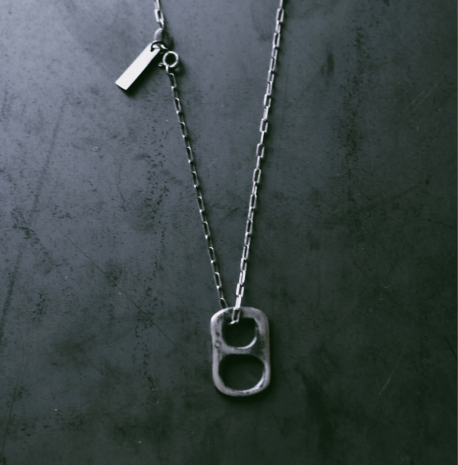 Collar de plata con diseño exclusivo.