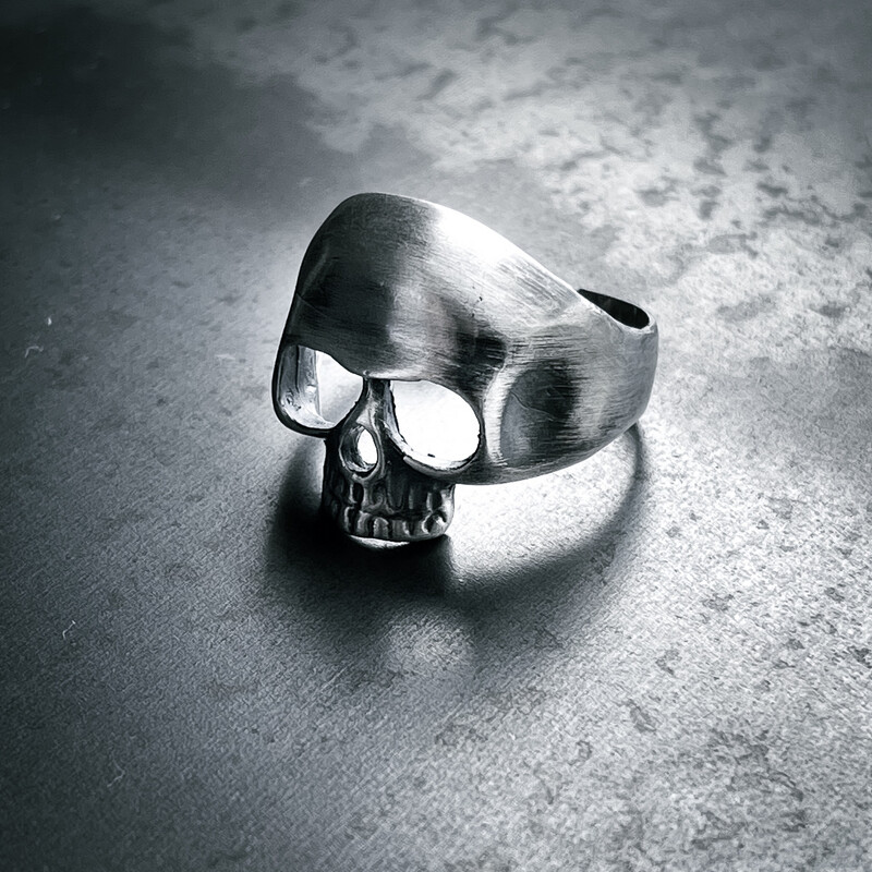 Anillo de plata con diseño de calavera. 
