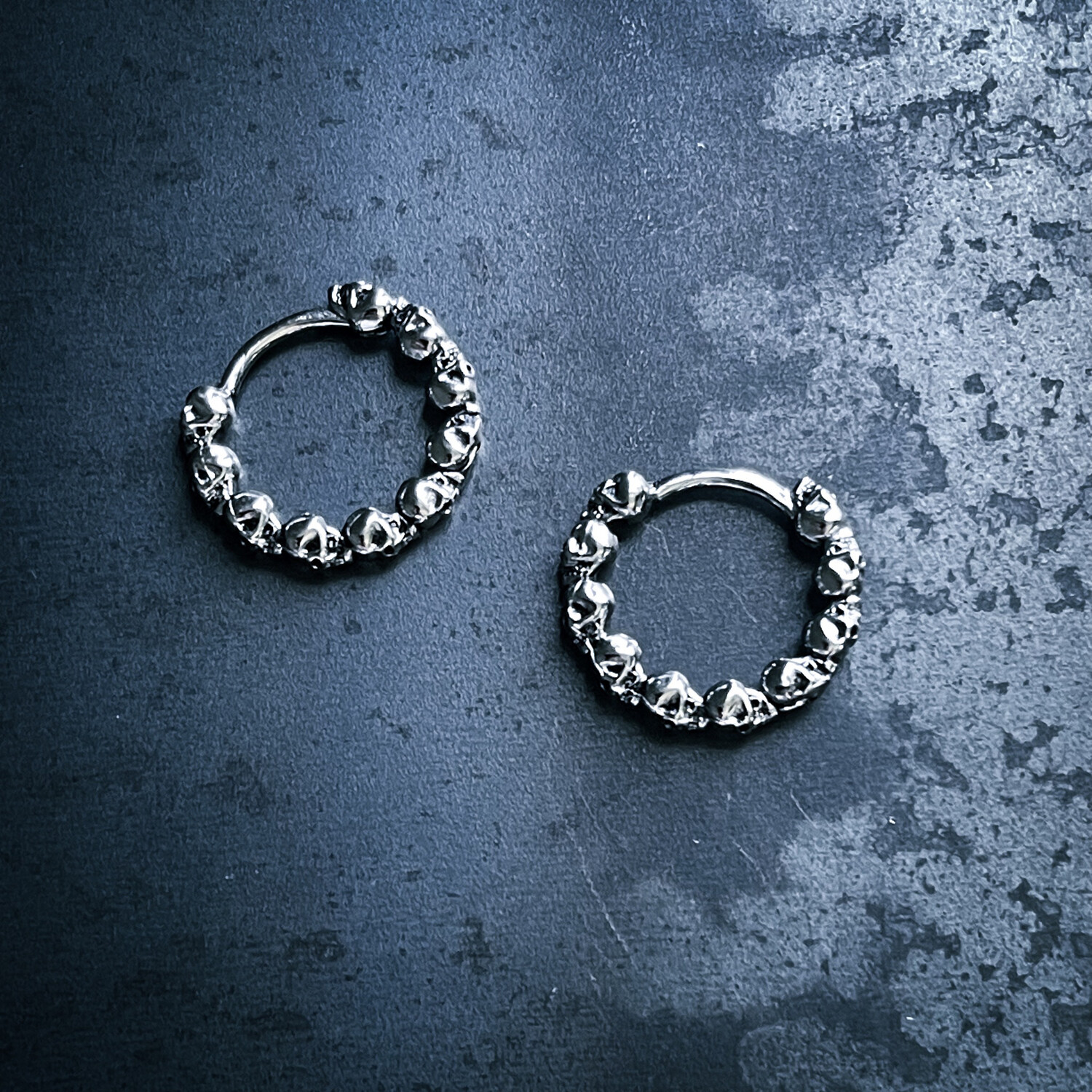 Aro de Hombre, diseño de calaveras, Plata 925. 