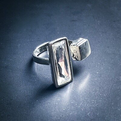 Anillo de plata regulable para mujer. Piedra en blanco y negro. 