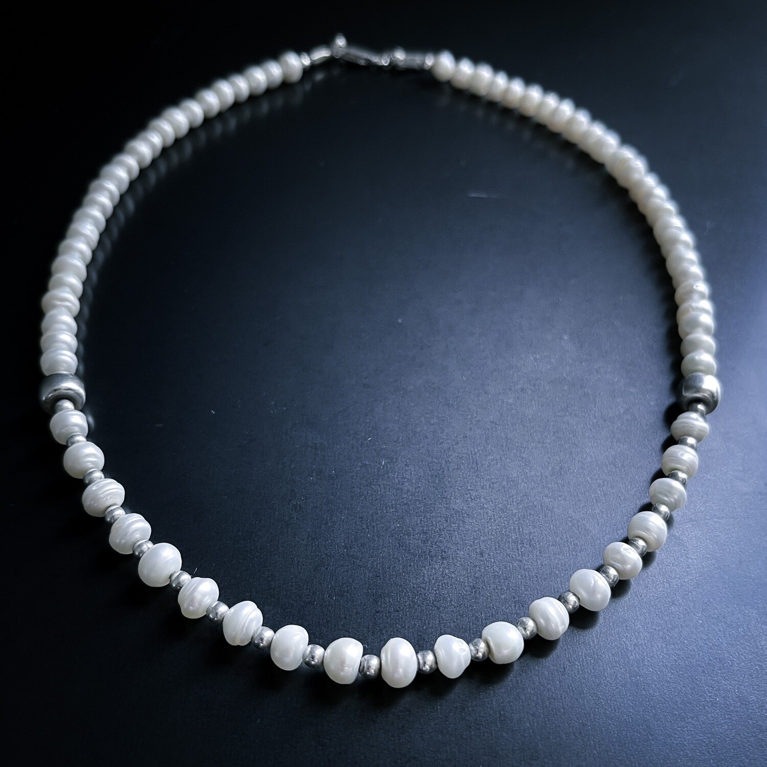 Collar de Mujer, diseño de perlas y detalles de Plata 925.