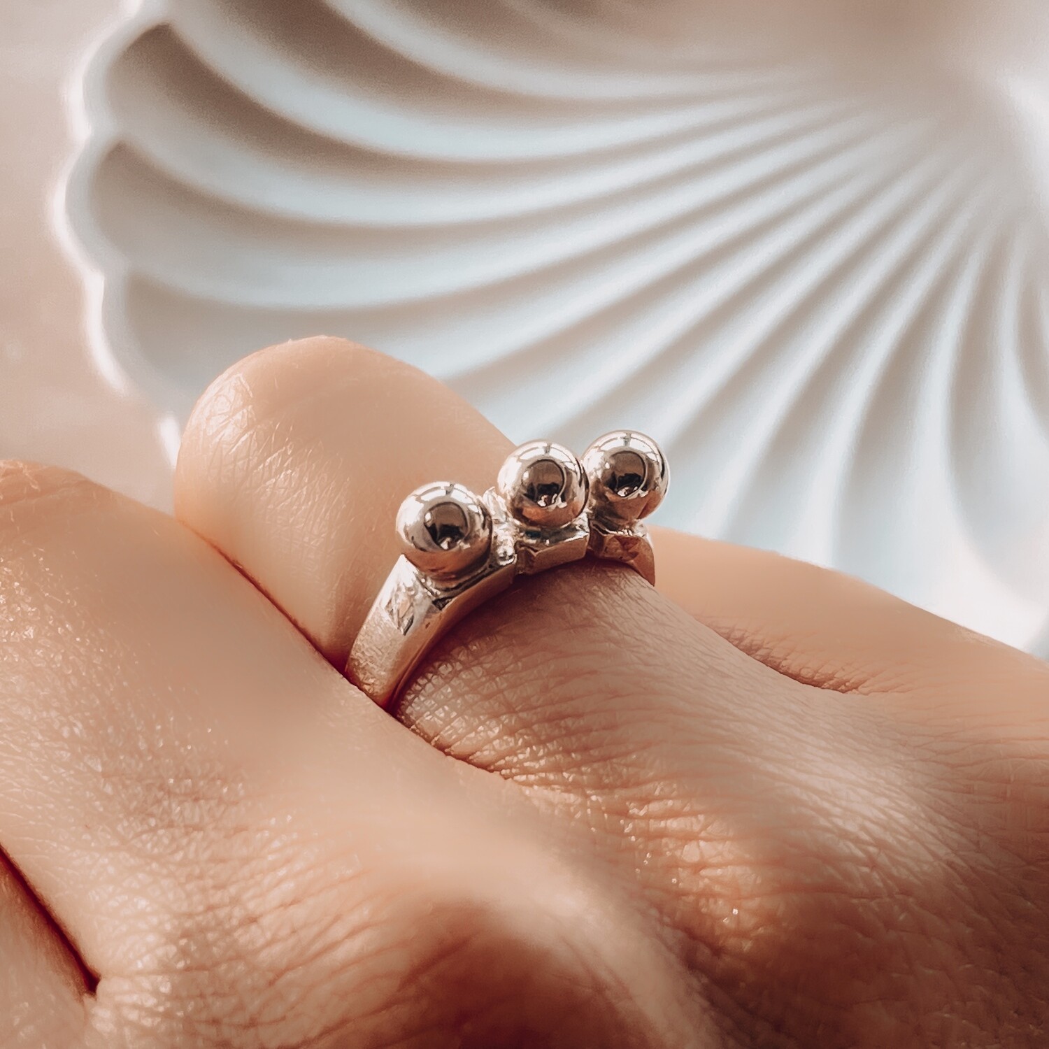 Anillo de Plata con diseño de esferas. 