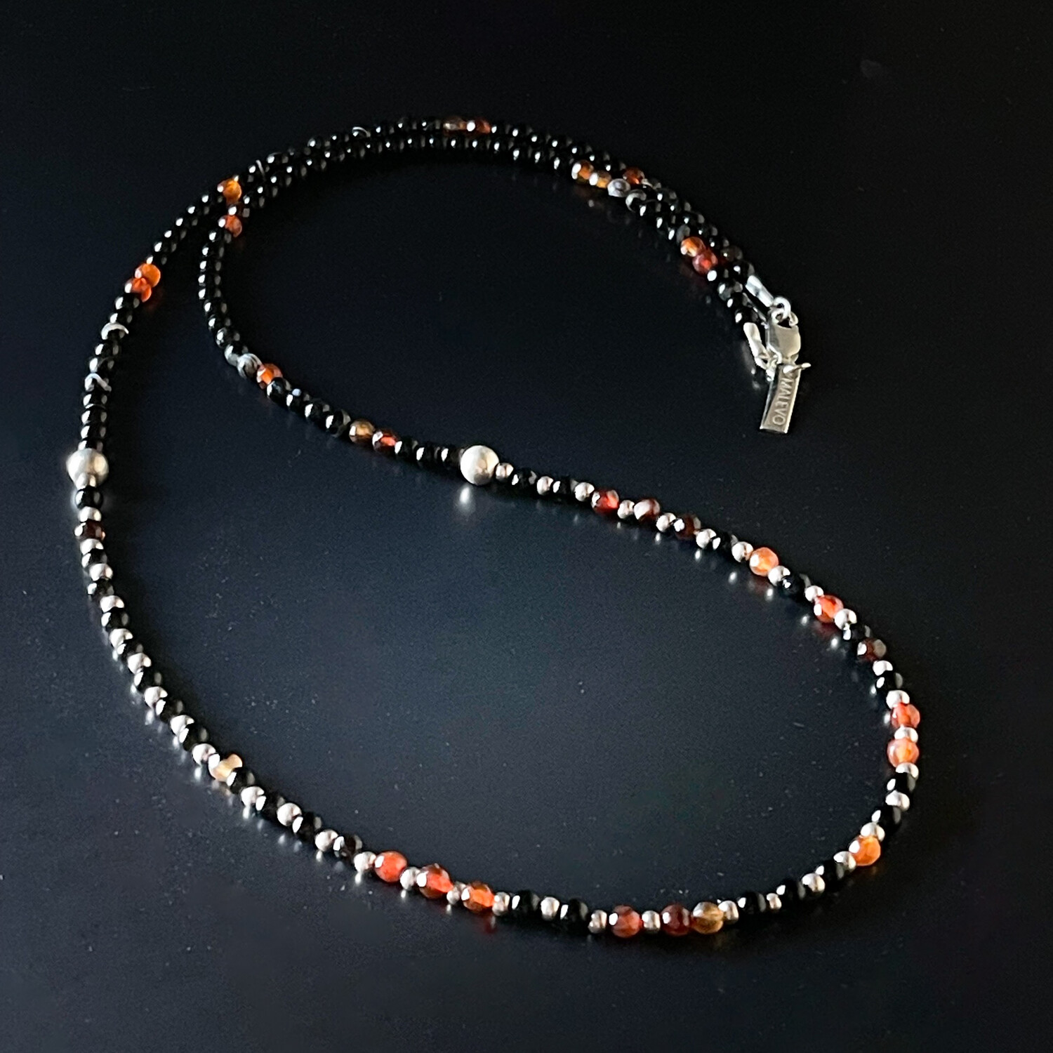 Collar de Hombre, diseño en piedras rojas y negras.