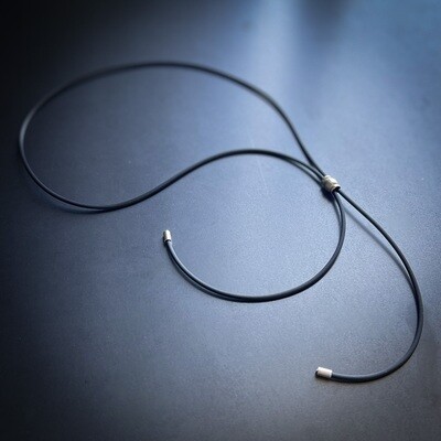 Collar de cuero diseñado para Hombre. 
