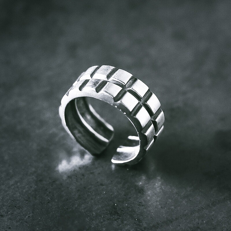 Anillo de hombre con diseño en plata. 