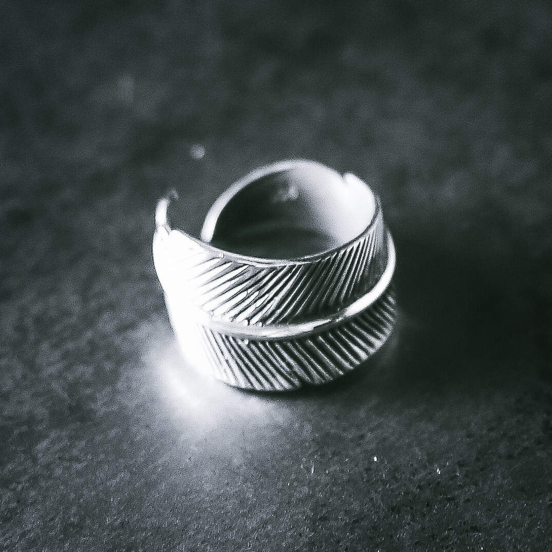 Anillo con diseño de pluma. 